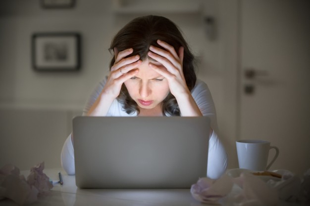 portrait-woman-grabbing-her-head-near-laptop_1163-2137.jpg